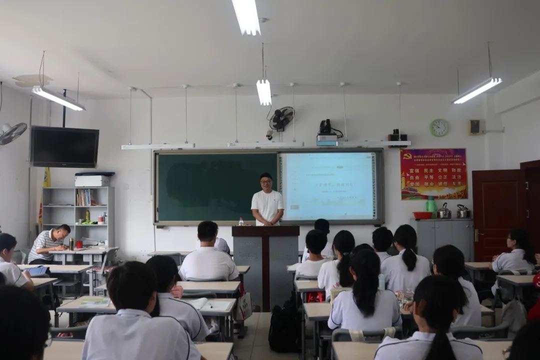 1732711932425799.jpg 军转律师担使命——我所军转律师事务委员会开展“守法明德 知行合一”法治进校园活动3.webp.jpg