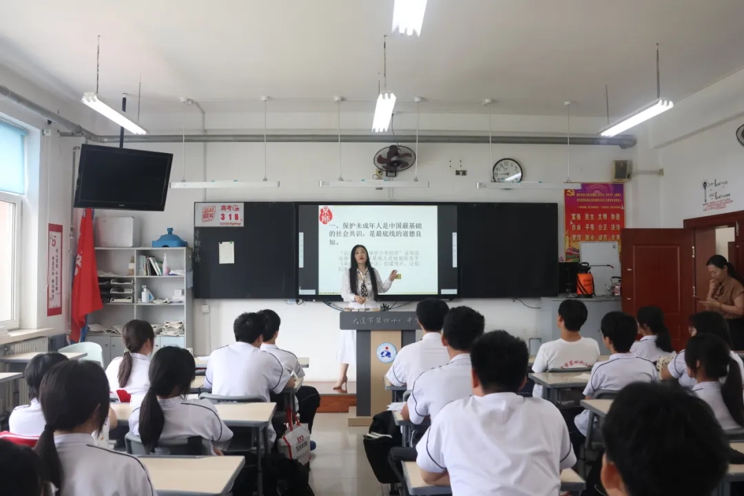 1732711939113453.jpg 军转律师担使命——我所军转律师事务委员会开展“守法明德 知行合一”法治进校园活动4.webp.jpg