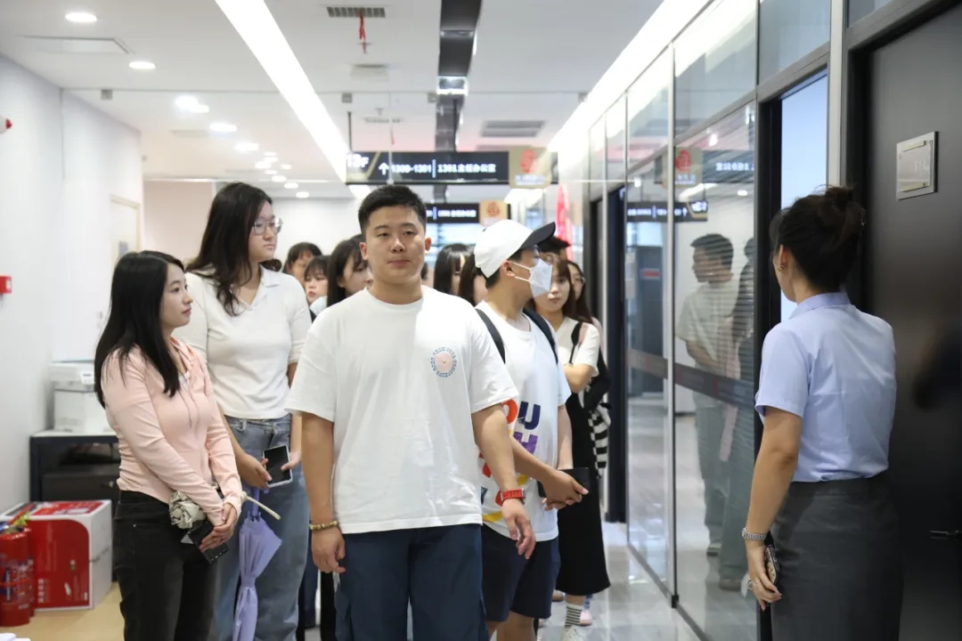 1732757957170405.jpg 大连财经学院文法学院一行到京师大连参观交流2.webp.jpg