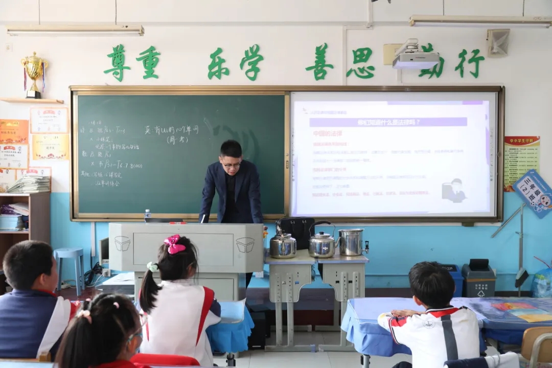 强化法制意识 共筑安全校园 —— 我所张化鑫律师走进奥林小学开展法制安全教育活动1.webp.jpg