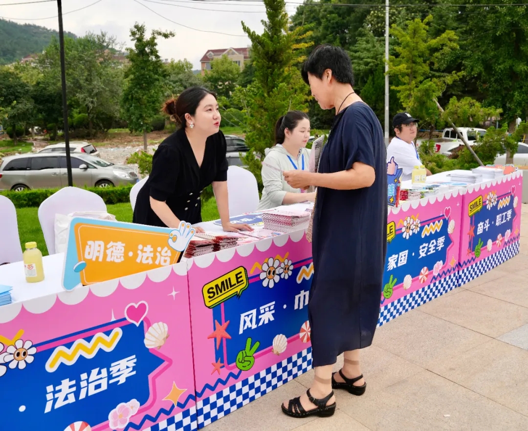 1732762628679299.jpg 我所律师为中山区老虎滩街道新时代文明实践所盛夏旅游季活动传递法律能量4.webp.jpg