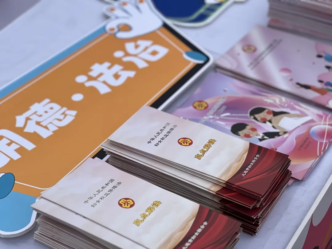 1732762654115239.jpg 我所律师为中山区老虎滩街道新时代文明实践所盛夏旅游季活动传递法律能量6.webp.jpg