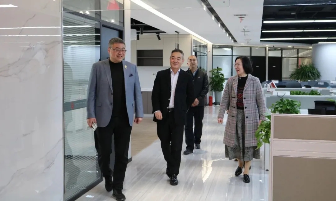 市金融资产管理协会会长刘毅到访京师大连律所，探讨合作发展新方向1.webp.jpg